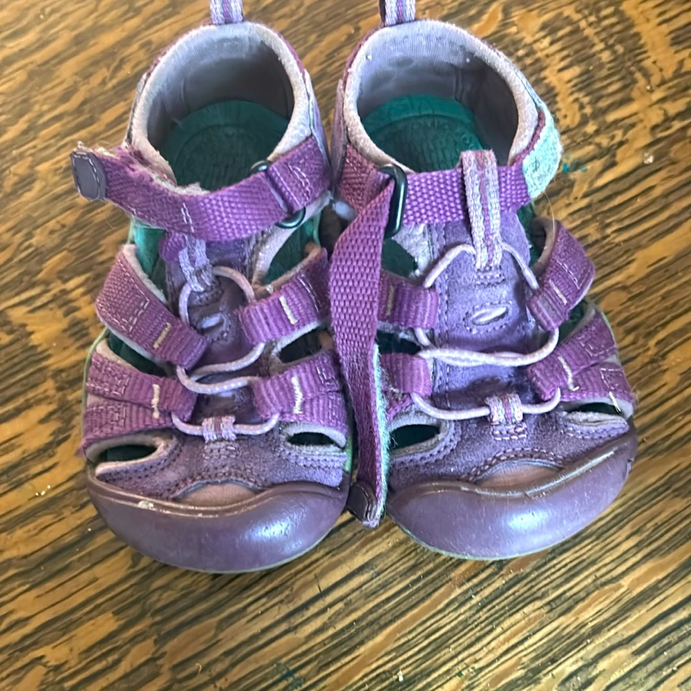 Girls keen sandals. Purple. Size 7.